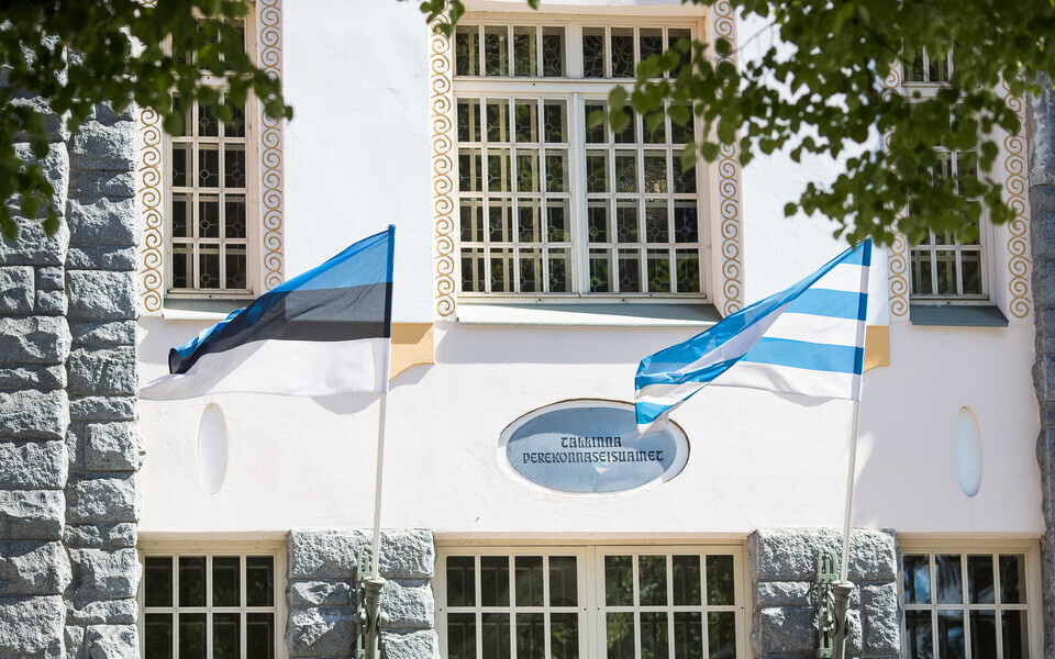 Для того, чтобы зарегистрировать смерь близкого человека, в Таллинне надо идти в ЗАГС.