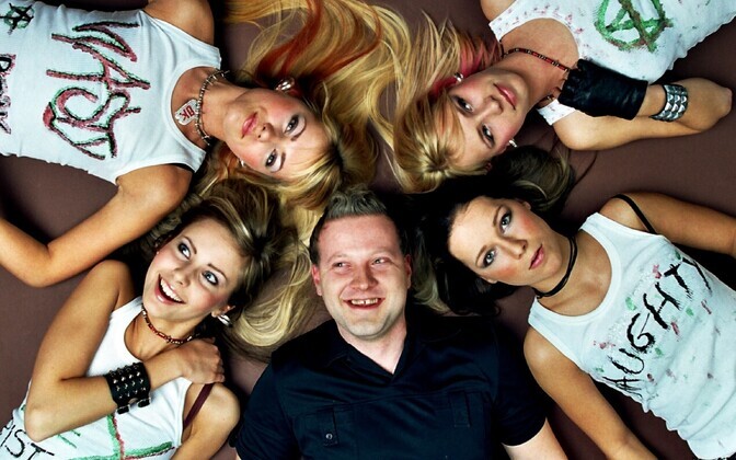 Eurolugude autor Sven Lõhmus koos europunkbändiga Vanilla Ninja.  2003