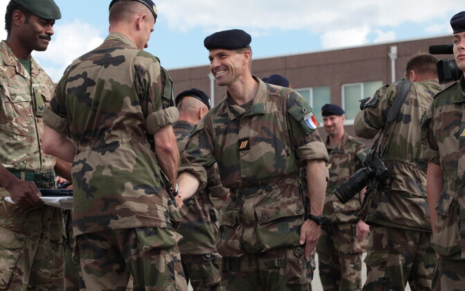 Tapal teenivad liitlassõdurid said missioonimedalid.