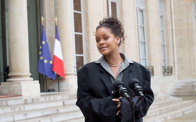 Rihanna ning Prantsuse esileedi Brigitte Macron Elysee palee ees