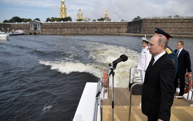 Vladimir Putin Peterburis mereväeparaadil.