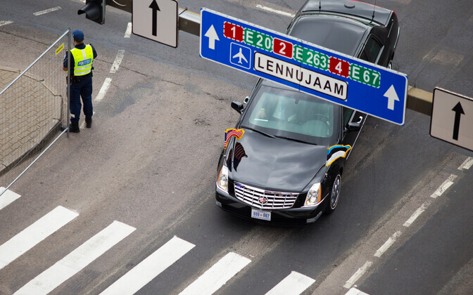 Кортеж Майка Пенса в центре Таллинна.