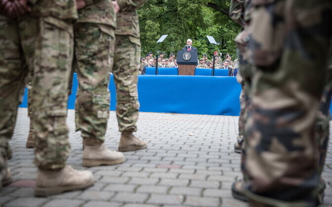 Вице-президент США Майк Пенс принял участие в построении размещенных в Эстонии военнослужащих НАТО и эстонских военных.