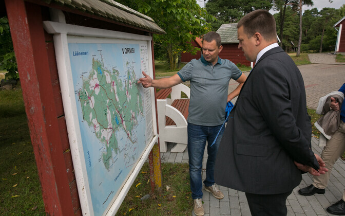 Prime Minister Jüri Ratas (Center) visiting the island of Vormsi on Friday. Aug. 4, 2017.