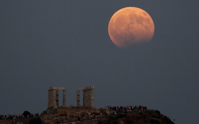 Osaliselt varjutatud Kuu Kreekas Poseidoni templi kohal.
