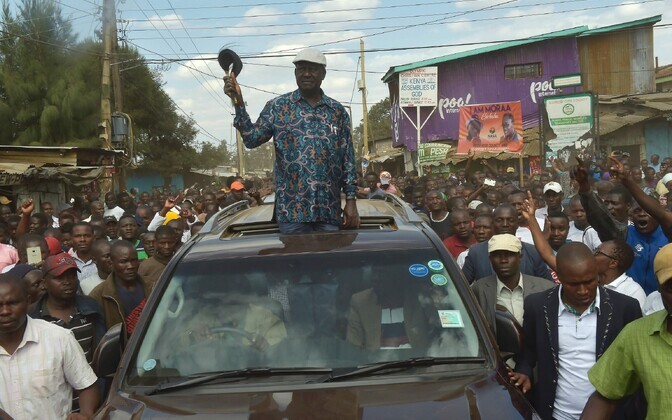 Opositsioonijuht Raila Odinga pühapäeval Nairobis Kibera slummis toetajatega kohtumas.