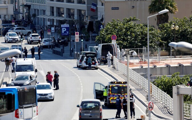 Marseille's rammis auto bussipeatusi, hukkus üks inimene.