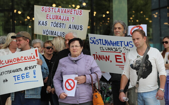 Акция протеста жителей Пыхья-Таллинна против открытия на улице Ситси пункта обмена шприцев.