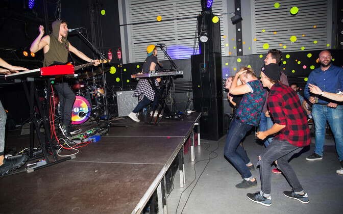 Avoid Dave ja Daniel Levi. Sinilind.