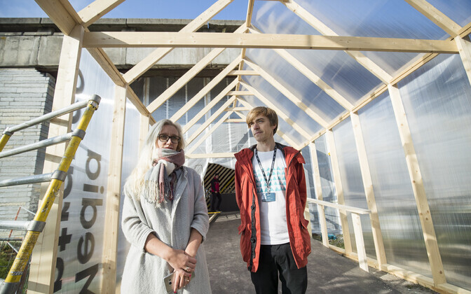 Saskia Laasik ja Ott Kangur teevad ekskursiooni spetsiaalselt tippkohtumise ajaks ehitatud ruumides.