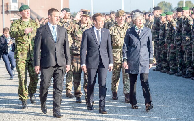 Ратас, Мэй и Макрон посетили военный городок в Тапа