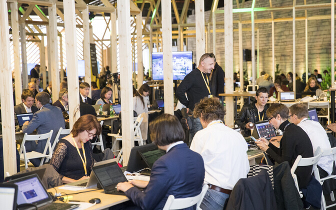 Kuna ajakirjanikke on nõnda palju, ehitatakse neile Linnahalli kaare alla täiesti uued tööruumid, mis võetakse peale kohtumist taas maha,