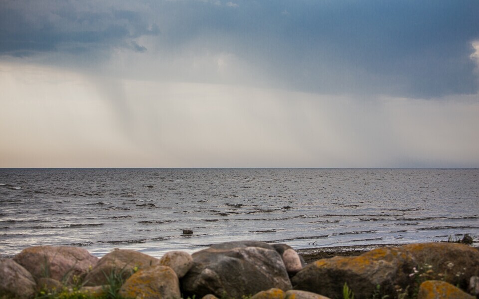 Дождь около острова Кихну.