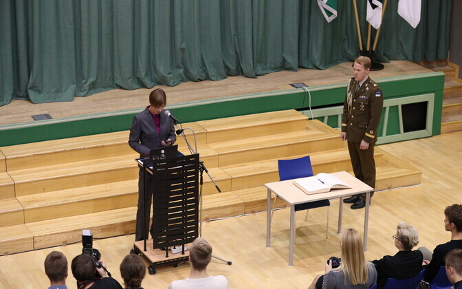 President Jüri koolis loengut pidamas.