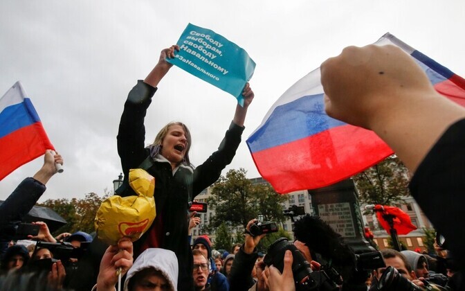 Участники акции в поддержку навального во Владивостоке.