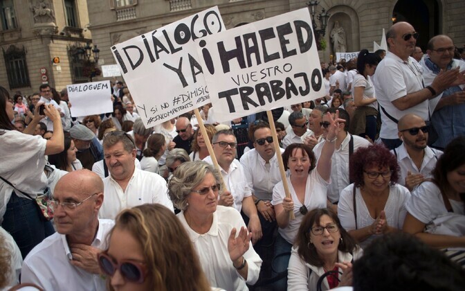 Участники акции призывают власти начать диалог о судьбе Каталонии.