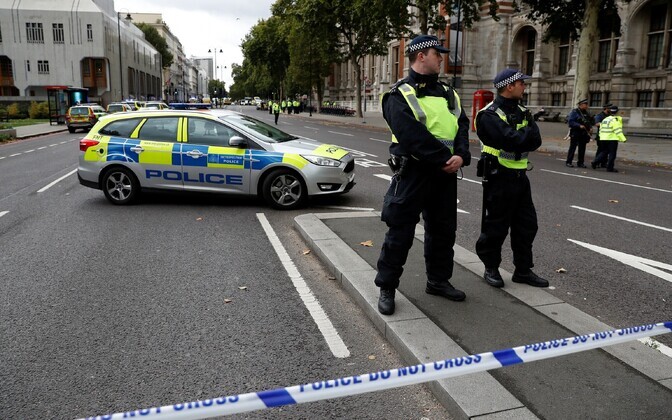 В центре Лондона автомобиль выехал на тротуар, в результате чего пострадали несколько человек.