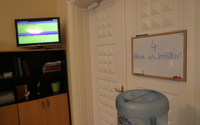 Informatiivne tahvel IRLi juhi kabineti seinal