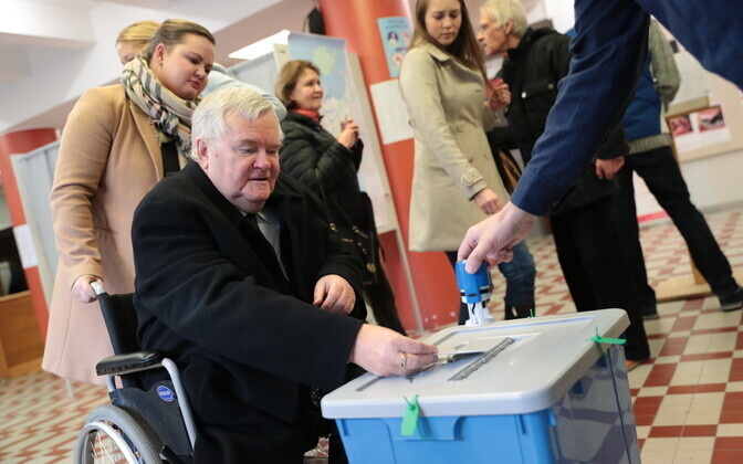 Эдгар Сависаар на избирательном участке.