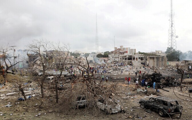 На месте взрыва в центре столицы Сомали Могадишо 14 октября 2017 года.