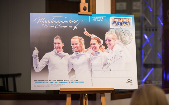 В Таллинне представили почтовую марку в честь победы эстонских шпажисток на ЧМ.