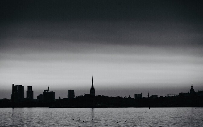 Темное небо над силуэтом Таллинна.