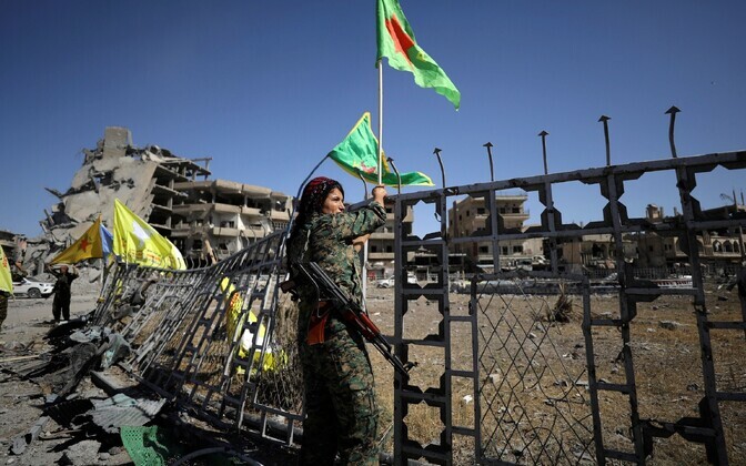 SDF-i võitlejad ISIS-e käest vallutatud Raqqa linnas.