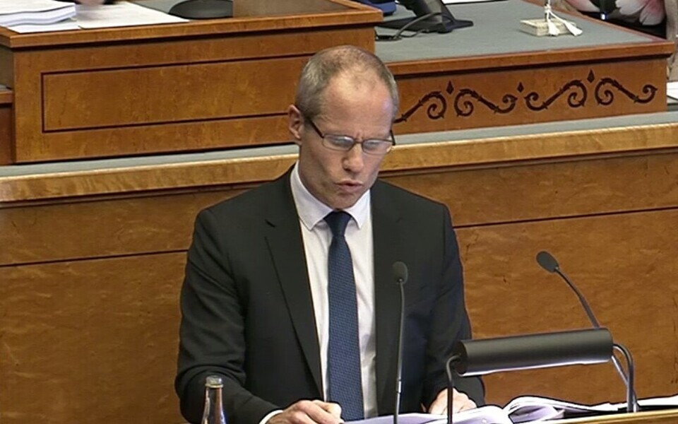 Министр финансов Тоомас Тынисте выступает перед Рийгикогу.