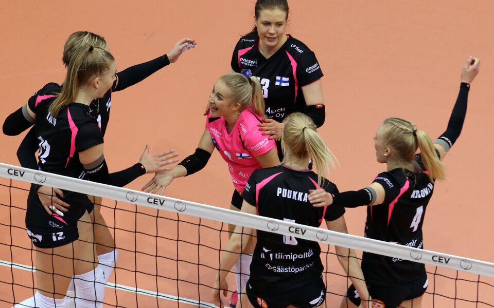 Kertu Laak (nr 12) ja LP Salo