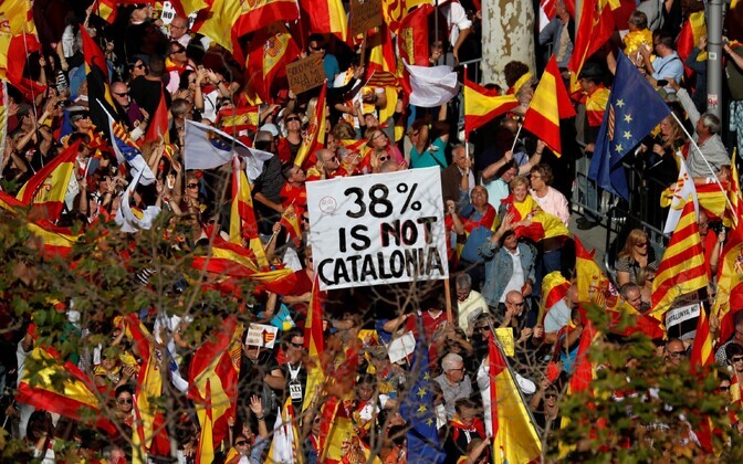 В Барселоне прошел многотысячный митинг в поддержку единства Испании.