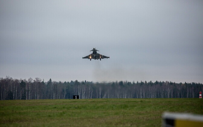 Õhutulejuhid harjutasid koos Briti hävitajatega koostööd NATO lahingugrupiga.