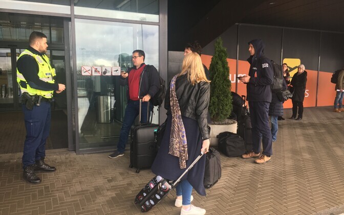 Допуск пассажиров в аэропорт возобновился в 13:10.