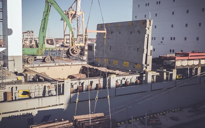 Погрузка древесины в порту Мууга.