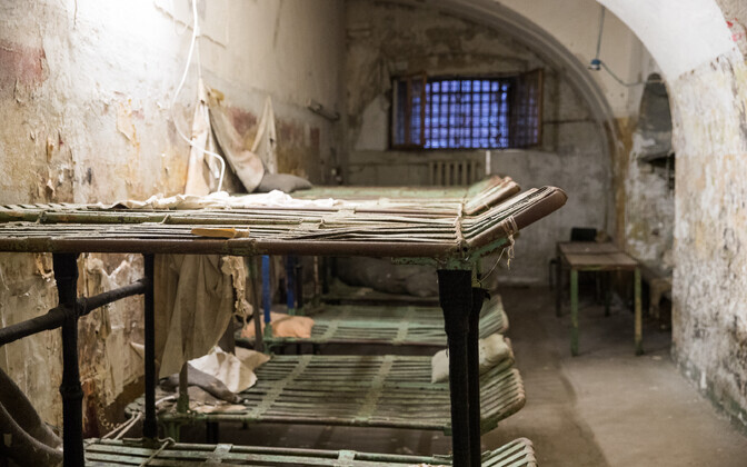 Юри Ратас осматривает Батарейную тюрьму.