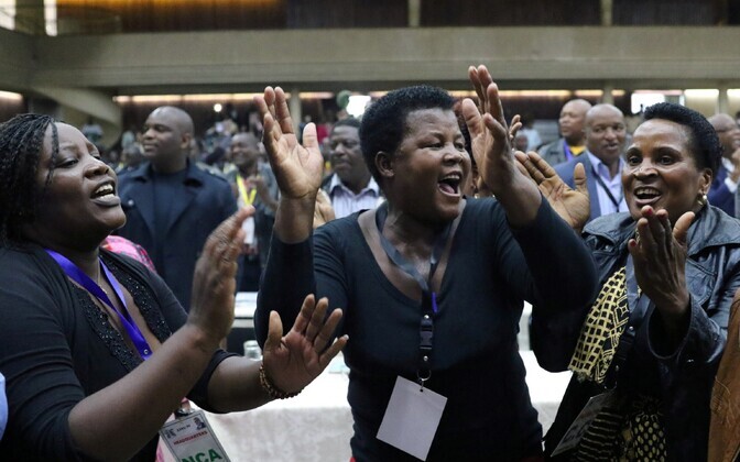 Zanu-PFi delegaadid tähistamas Mugabe tagandamist liidrikohalt.