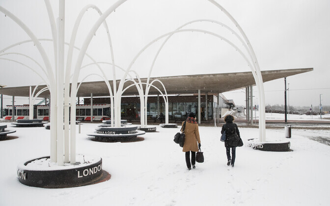 Попасть в аэропорт теперь можно прямо с остановки трамвая.