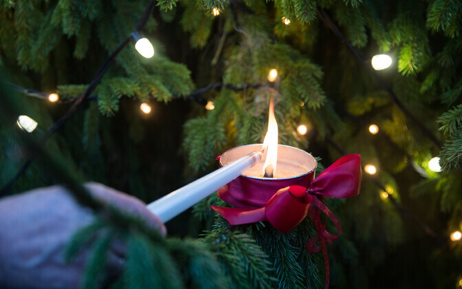 Первая свеча Адвента на Ратушной площади Таллинна