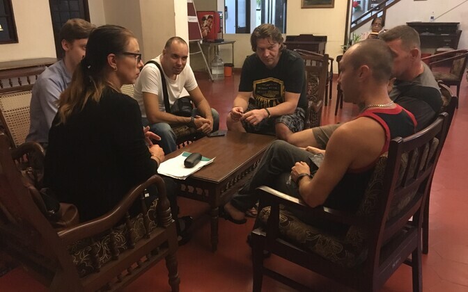 Annely Kolk välisministeeriumist Chennais Eesti laevakaitsjatega rääkimas