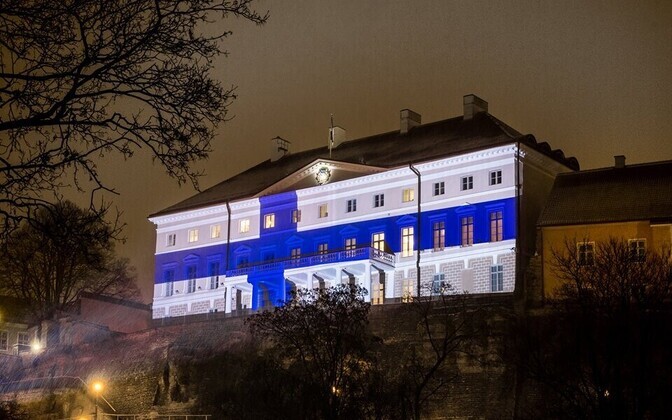 Stenbocki maja värvus Soome 100. sünnipäeva auks Soome lipu värvidesse.