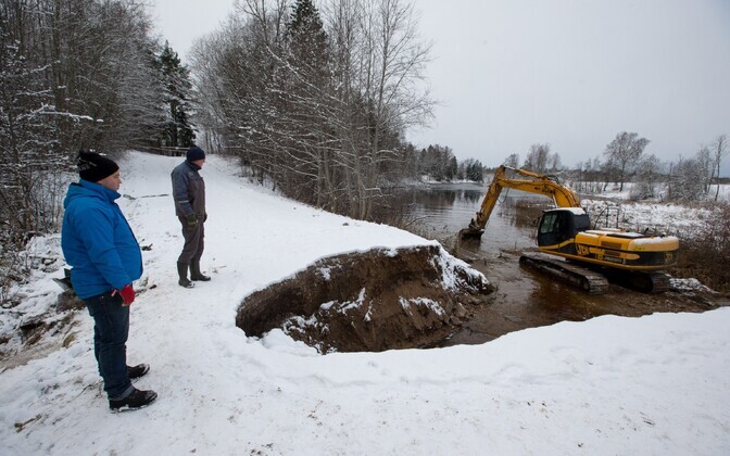 Saku vallas Kurtna-Vilivere teel uhtus tulvavesi truubi ära.
