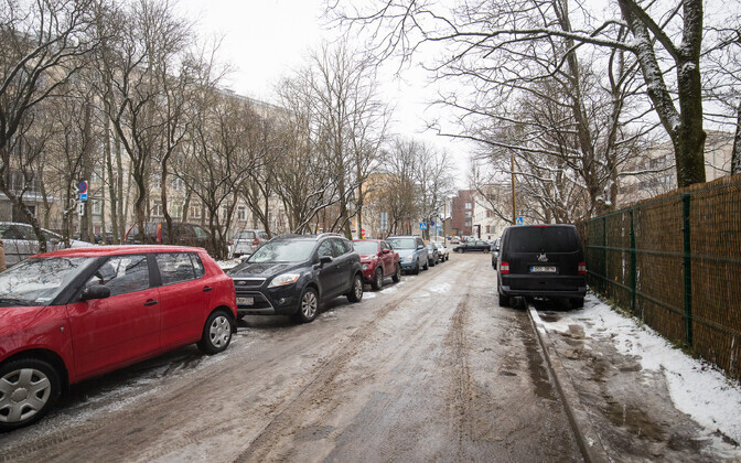 Парковочные места у поликлиник Ида-Таллинской центральной больницы заняты постоянно.
