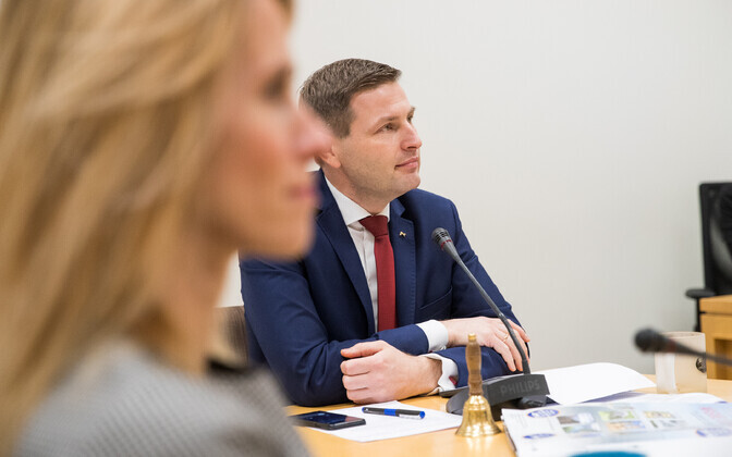 Reformierakonna juhatuse liikmed kogunevad koosolekule.