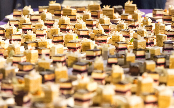 Жители Эстонии выбирают торт к 100-летию Эстонии.