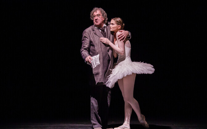 Новогодний бал в театре 