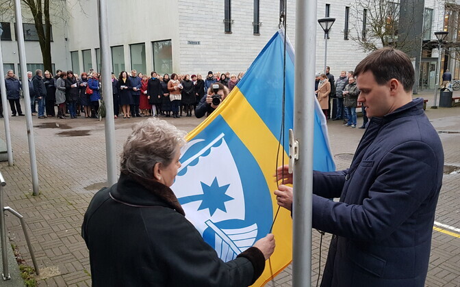 Saaremaa vald heiskas uue lipu.
