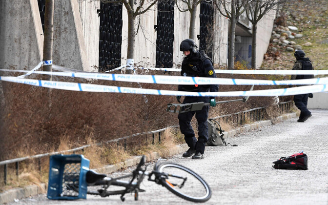 Rootsi politseinikud Sitockholmi plahvatuse sündmuskoha lähistel 7. jaanuaril.