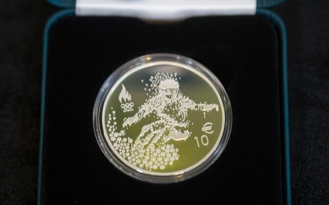 В пятницу в музее Банка Эстонии представили сувенирную монету и почтовую марку, которые посвящены олимпийским играм в Пхёнчхане.