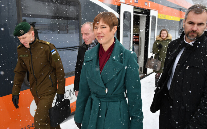 Керсти Кальлайд (слева) поехала в Нарву на дизельном поезде.
