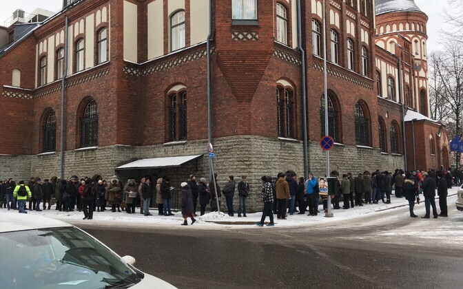 За монетой выстроилась длинная очередь.