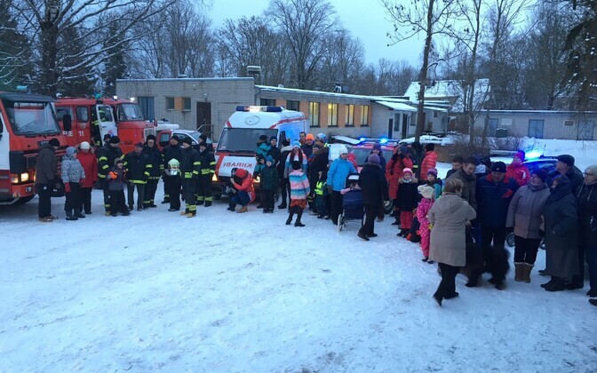 Lōuna-Järvamaa vabatahtlike päästjate tehnikaparaad 112 päeval ehk 11. veebruaril.